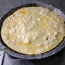 Panggang dengan api kecil hingga matang. Potong seperti pizza, sajikan.