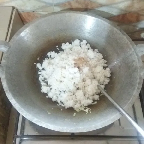 Masukan nasi putih, masukan juga garam, kaldu bubuk, vetcin dan margarin.