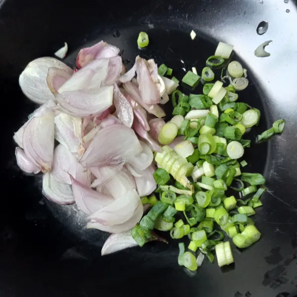 Iris tipis bawang merah dan rajang daun bawang.