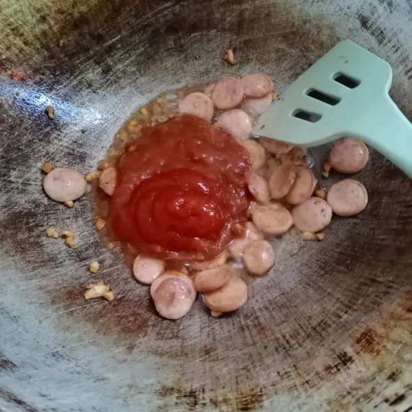 Masukkan saos bolognese dan saos sambal. Aduk rata.