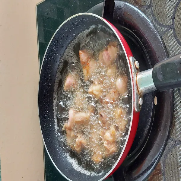 Baluri ayam dengan kecap asin dan maizena, diamkan ±30 menit.  Lalu goreng hingga berkulit.