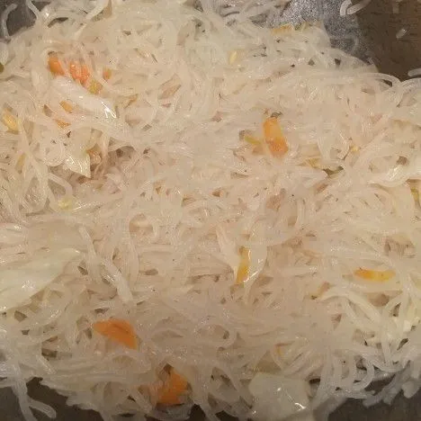 Tuang dikit air. Masukkan sedikit air. Kemudian sayuran, dan bihun. Aduk rata. Tambahkan kaldu bubuk, garam. Setelah matang angkat.