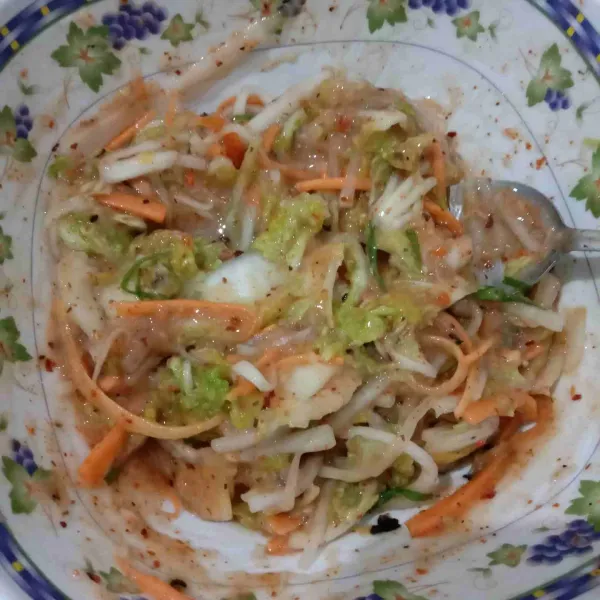 Masukkan wortel, lobak, daun bawang, dan sawi putih, aduk rata. Kemudian tutup rapat, diamkan dalam suhu ruang kurang lebih 2 hari, dan sajikan atau bs setelah 2 hari masukkan kulkas.