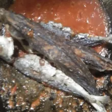 Masukkan ikan goreng, lalu aduk hingga merata dengan api sangat kecil.