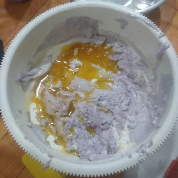 Tuang lelehan margarin, aduk dengan spatula hingga tidak ada yang mengendap di bawah.