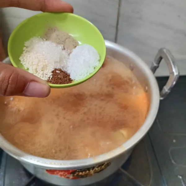 Terakhir tambahkan bubuk pala, gula, garam, kaldu jamur dan lada bubuk.