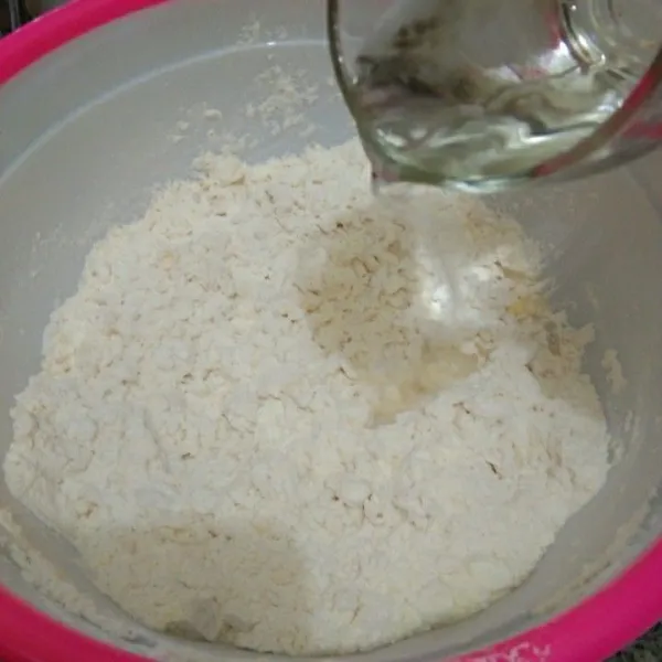 Kemudian bikin adonan roti, dalam wadah campur tepung terigu, gula pasir, susu bubuk, ragi instan, telur dan air hingga rata.