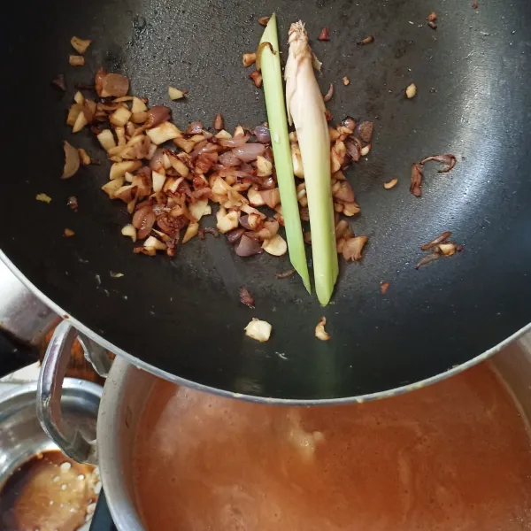 Masukkan bawang goreng dan sereh.