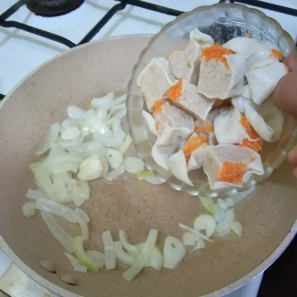 Masukan potongan dimsum, aduk rata.