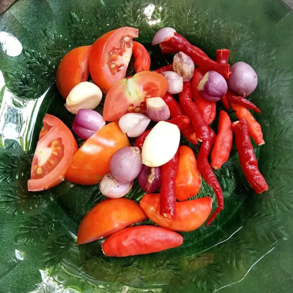 Siapkan cabai, tomat, bawang merah dan bawang putih.