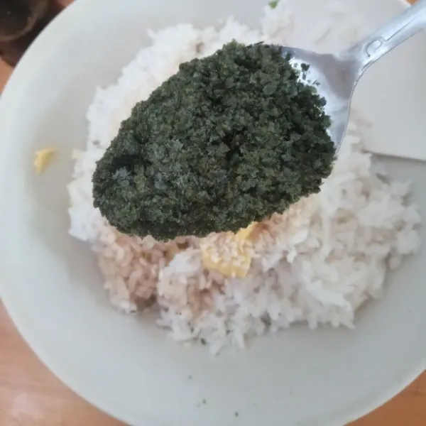 Dalam wadah besar, masukkan nasi, tambahkan kecap asin, minyak wijen, wijen, margarine dan rumput laut bubuk. Aduk rata. Tes rasa. Sisihkan.