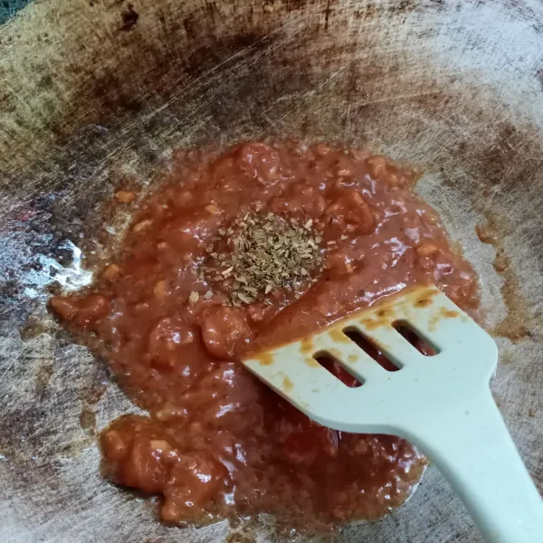 Beri garam, lada, kaldu jamur dan oregano. Aduk rata, koreksi rasa.
