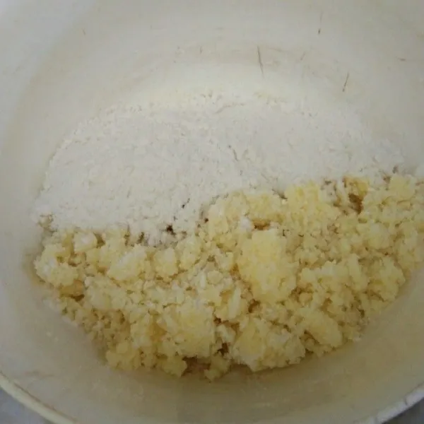 Masukkan tepung terigu yang telah disangrai sebelumnya, aduk rata kemudian sisihkan.
