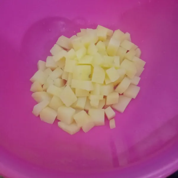 Potong kotak kecil kentang lalu rebus sampai matang, tiriskan.