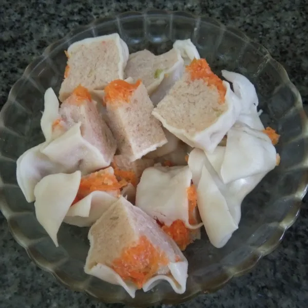 Siapkan potongan dimsum.