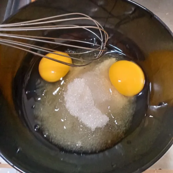 Kocok telur, garam dan gula sampai larut tercampur.