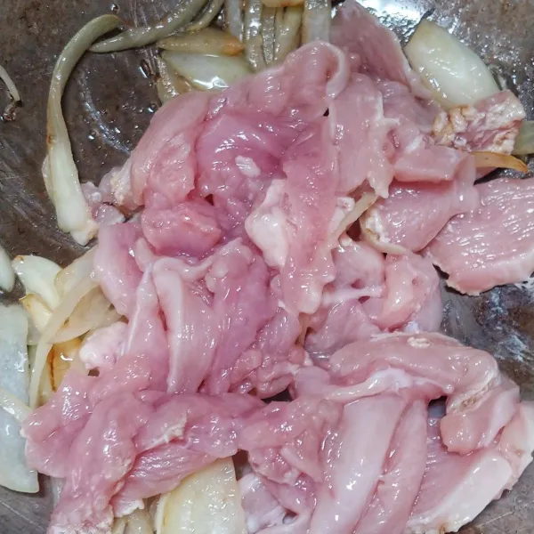 Masukan daging ayam lalu aduk hingga rata.