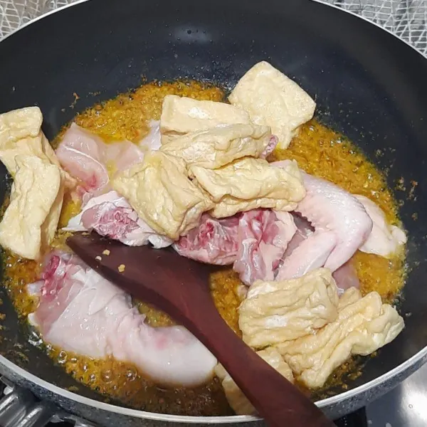 Masukkan tahu dan ayam.