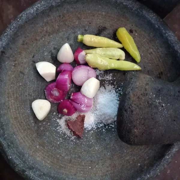 Haluskan bumbu