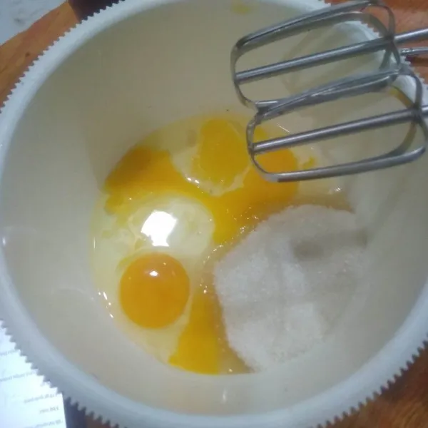 Kocok telur, sp dan gula pasir dengan kecepatan tinggi hingga putih kental berjejak.