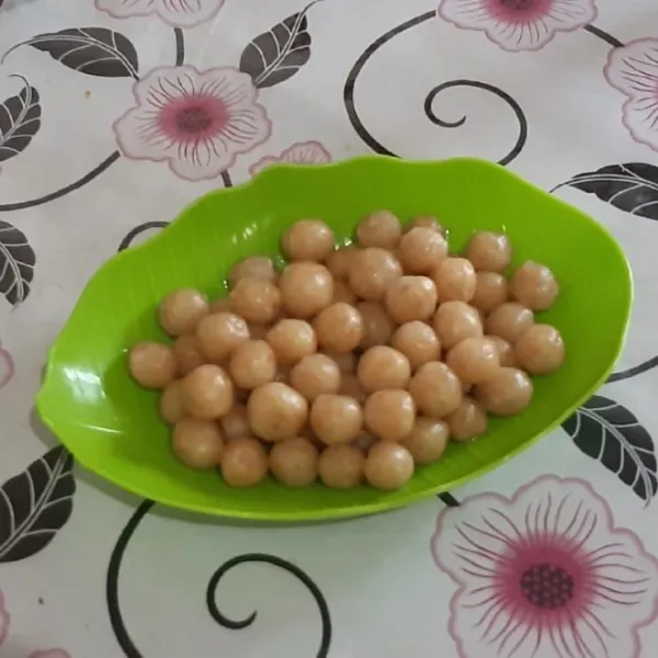Siapkan piring saji. Tata cilok kerikil di atas piring saji. Siap dihidangkan. Lengkapi cilok dengan bumbu kacang.