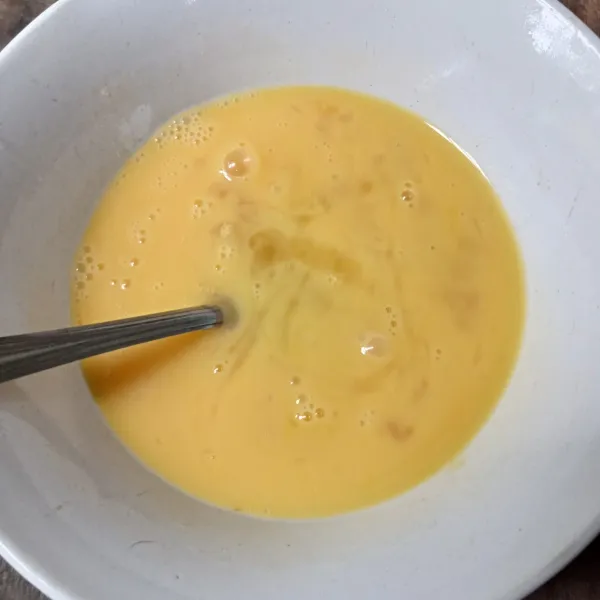 Pecahkan telur dan kocok lepas.