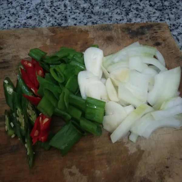 Siapkan juga irisan bawang dan irisan cabe.