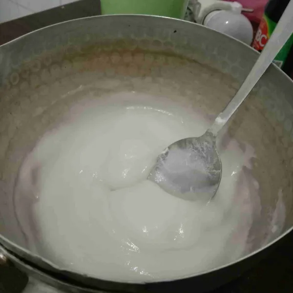 Campur tepung ketan dengan air, rebus hingga mengental seperti bubur, dinginkan.