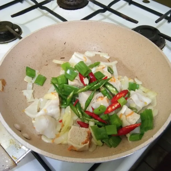 Tambahkan irisan bawang daun dan cabe, aduk rata.