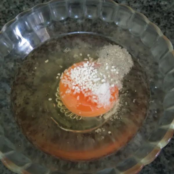 Kocok lepas telur dengan garam, kaldu jamur dan merica bubuk.