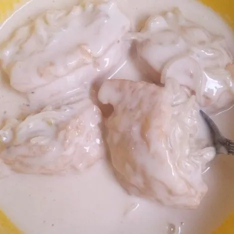 Celupkan ke adonan tepung sampai rata.