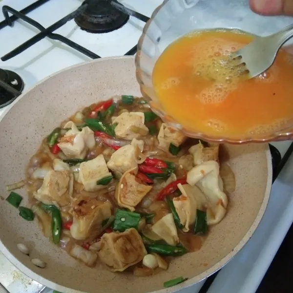 Tambahkan air biarkan medidih, kemudian masukan kocokan telur aduk rata masak hingga telur matang.