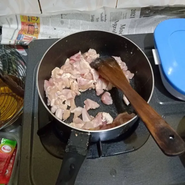 Tumis ayam hingga matang, sisihkan.