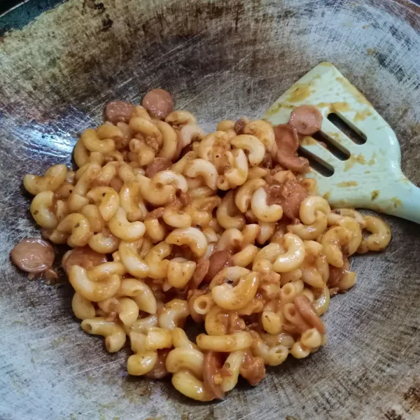 Masukkan macaroni yang sudah ditiriskan. Aduk sampai tercampur rata. Angkat.