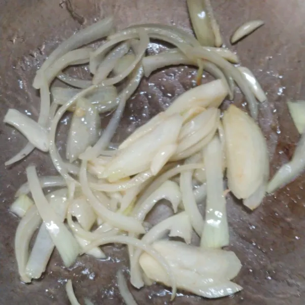 Tumis bawang putih dan bawang bombay hingga harum.