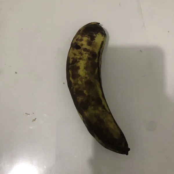 Siapkan pisang yang sudah matang, hancurkan pisang menggunakan garpu.
