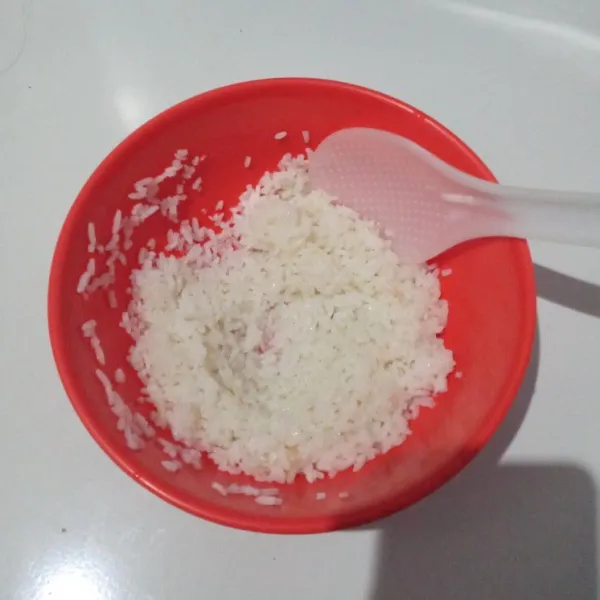 Tuang air kaldu ke dalam nasi, aduk hingga tercampur merata, sisihkan.