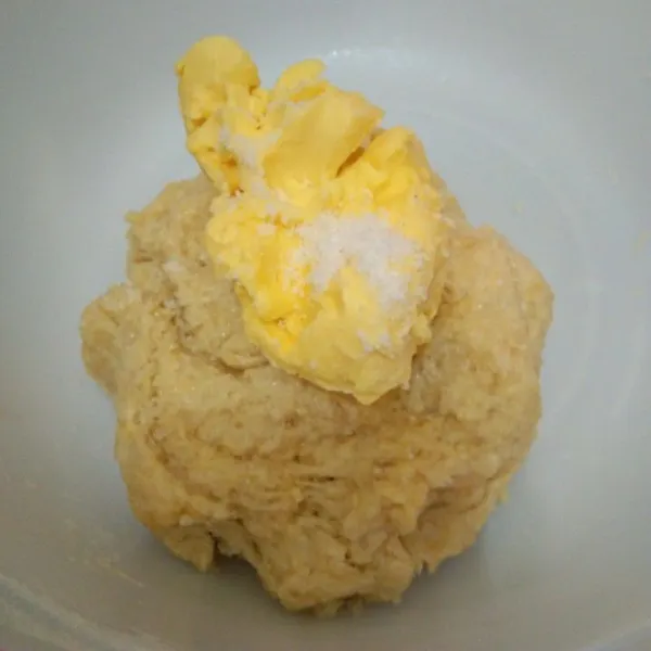 Tambahkan margarin dan garam, uleni hingga kalis elastis, diamkan hingga mengembang 2x lipat.