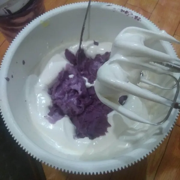 Tuang blenderan ubi ungu. Mixer dengan kecepatan rendah asal rata.