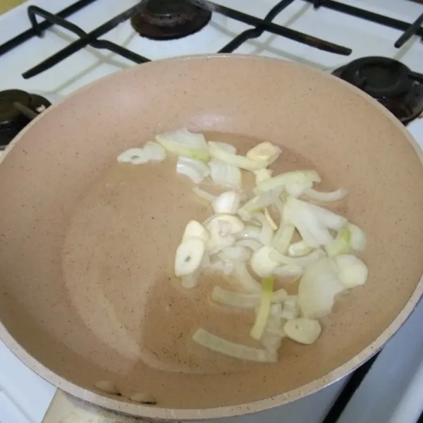 Panaskan minyak secukupnya, tumis irisan bawang putih dan bawang bombay hingga harum.