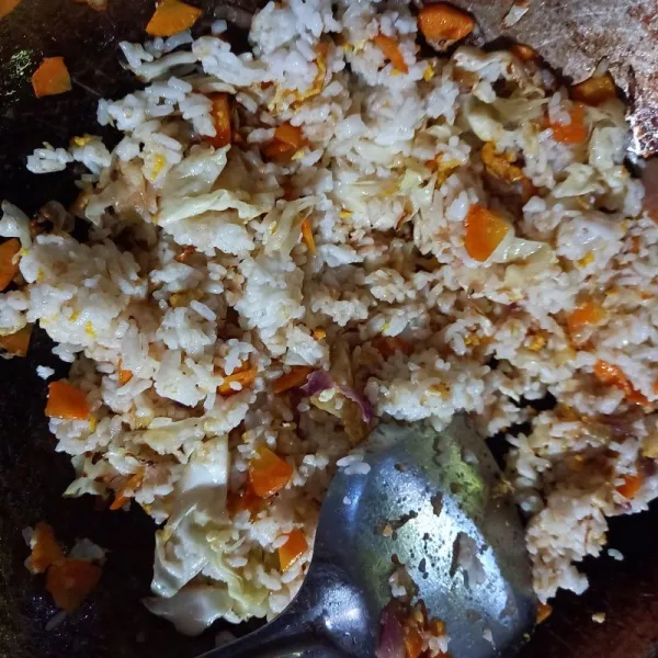 Selanjutnya tambahkan nasi