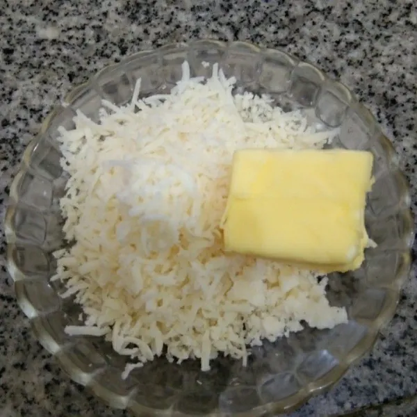 Parut keju, kemudian simpan perutan keju dan butter di kulkas supaya agak mengeras beberapa saat.