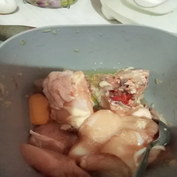 Setelah selesai dimarinasi, beri 1 butir telur, aduk rata.