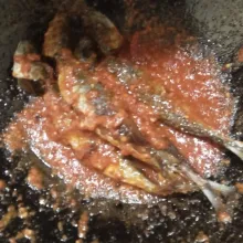 Setelah ikan merata dan meresap ke cabe, matikan api. Sajikan.