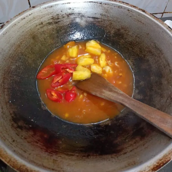 Masukkan air, cabe merah, nanas, garam dan gula. Cek rasa.