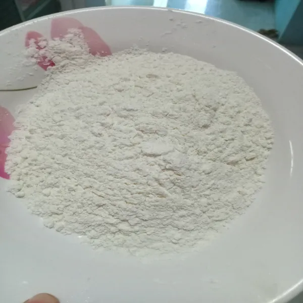 Siapkan piring campur tepung terigu, garam, kaldu bubuk dan lada hitam bubuk, aduk merata.