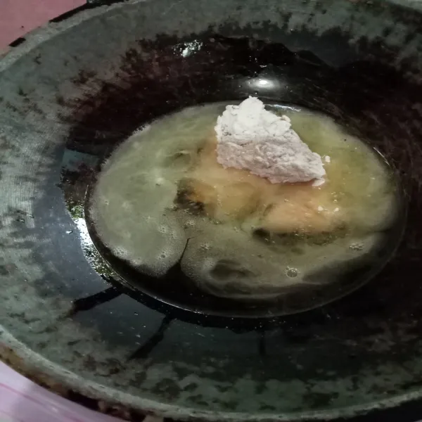 Goreng di minyak panas hingga kecoklatan.