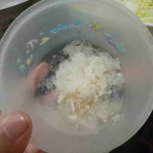 Parut bawang putih dan buah pear dengan parutan keju kemudian sisihkan.