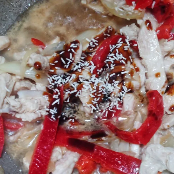 Bumbui ayam dengan saus teriyaki, kecap asin, gula, garam, dan kaldu jamur lalu aduk hingga tercampur rata.