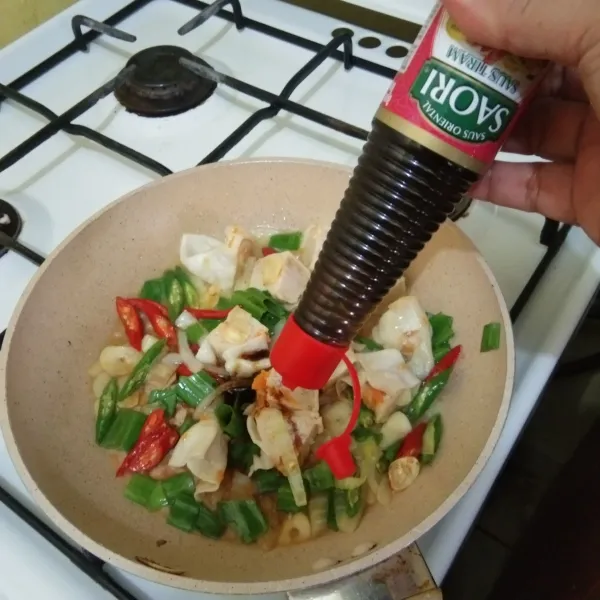 Beri saus tiram, kecap manis dan garam masak hingga matang.
